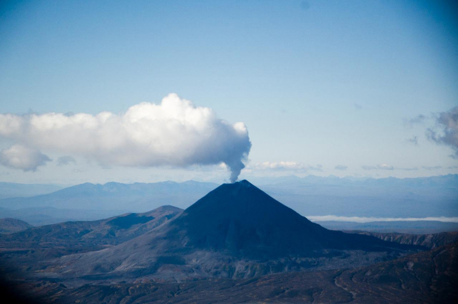 Вулкан Карымский выбросил столб пепла высотой больше пяти километров. Фото: Александра Галдина / информационное агентство "Камчатка"