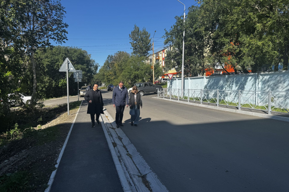 В Петропавловске-Камчатском завершили ремонт дороги к школе на улице Бийская. Фото: администрация ПКГО. Фотография 1
