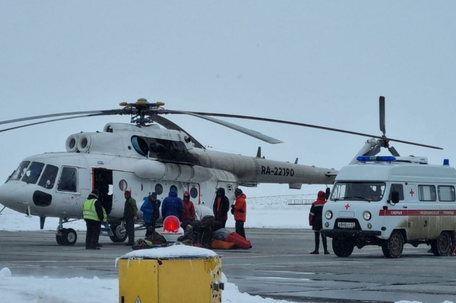Семеро туристов запросивших эвакуацию из-за отравления четырёх товарищей, на вертолёте доставлены в посёлок Палана. Фото: МЧС РФ по Камчатскому краю  