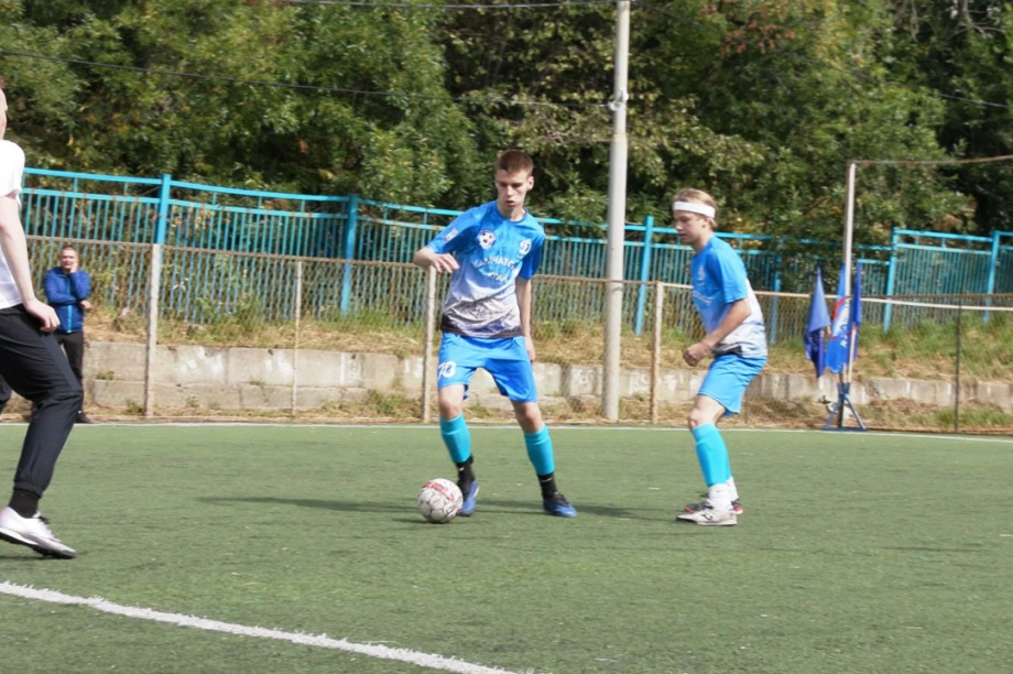 Благодаря помощи депутатов от партии «Единая Россия» в южной части Петропавловска развивается мини-футбол. . Фотография 1