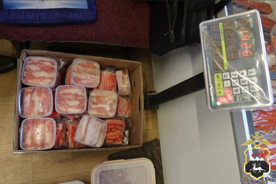 В елизовском магазине изъяли более 50 кг крабовой и икорной продукции без документов. Фото: Пресс-служба УМВД России по Камчатскому краю. Фотография 3