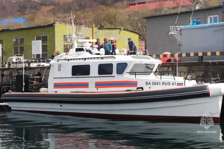 На Камчатке продолжаются поиски пропавших в Авачинском заливе троих рыбаков . ГУ МЧС по Камчатскому краю