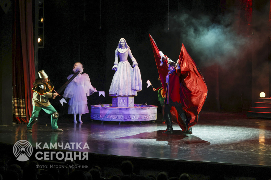 Пятьсот детей побывали на Губернаторской ёлке на Камчатке. Фото: ИА «Камчатка»/Игорь Сафончик. Фотография 77