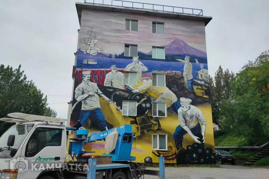 Мурал о подвиге Петропавловского гарнизона украсил столицу Камчатки. Фото: Олеся Сурина, pkgo.ru. Фотография 4