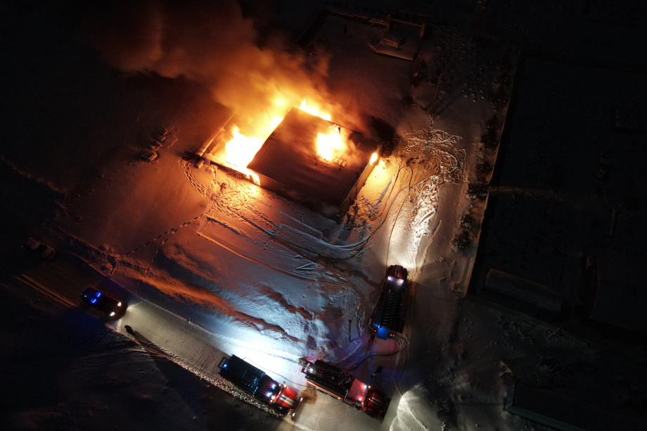 Жилой дом сгорел в посёлке Молодёжный на Камчатке. Фото: Денис Денисов. Фотография 1