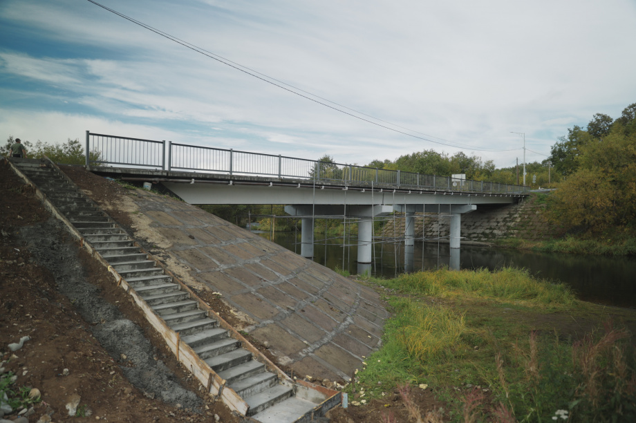 Перильное ограждение установили на мосту через реку Плотникова на Камчатке. Фото: kamgov.ru