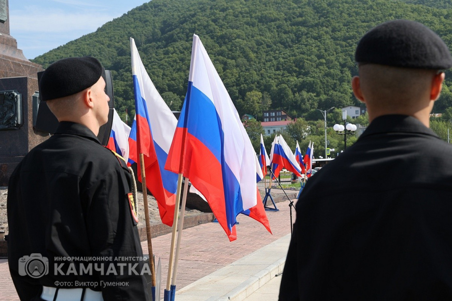 Триколор на главной площади Петропавловска-Камчатского - главный герой и триумфатор  . Фото: ИА «Камчатка» \ Виктор Гуменюк. Фотография 57