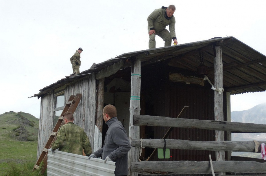 Волонтёры отремонтировали домик в Каньоне сноубордистов на Камчатке. Фото: t.me/vulcanikamchatki. Фотография 2