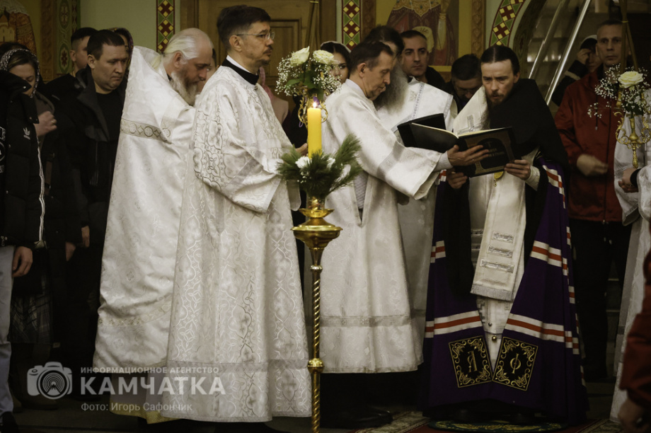Рождественская служба в соборе Святой Троицы на Камчатке (фоторепортаж). Фото: «Камчатка Сегодня» \ Игорь Сафончик. Фотография 26