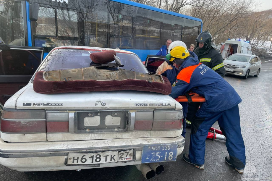 Два человека пострадали при столкновении автомобиля и  автобуса  на Камчатке. МЧС. Фотография 6