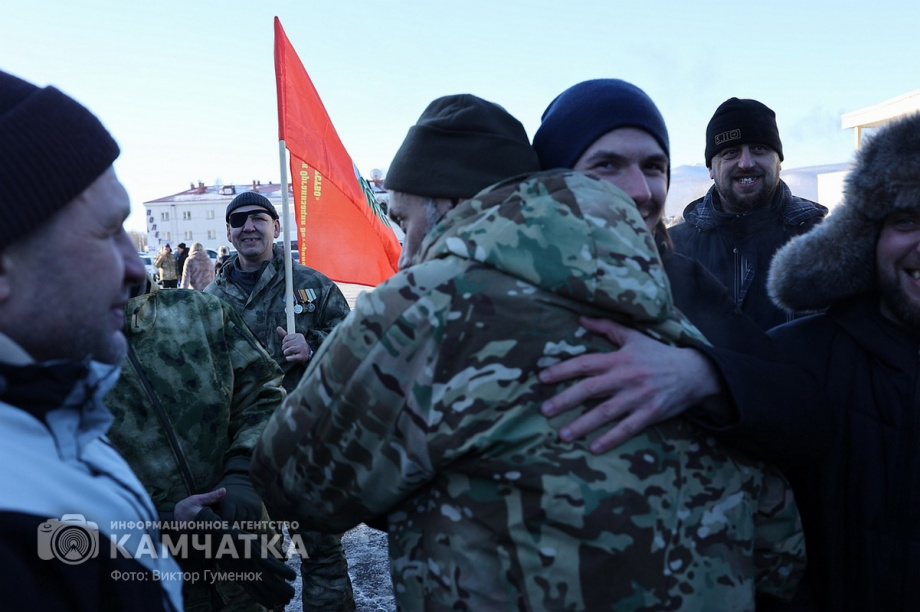 Это радость со слезами на глазах — самолёт с мобилизованными бойцами СВО прилетел на Камчатку. Фото: Виктор Гуменюк . Фотография 32