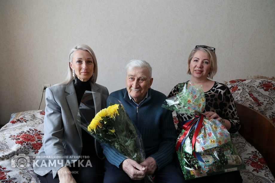 Сенатор Невзоров поздравил двух камчатских ветеранов Великой Отечественной с  днями рождения. Фото: Виктор Гуменюк \ ИА «Камчатка» . Фотография 5