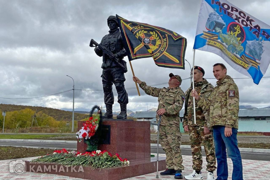 Памятник участникам СВО торжественно открыли в камчатском посёлке Сокоч. Фото: ИА "Камчатка". Фотография 8