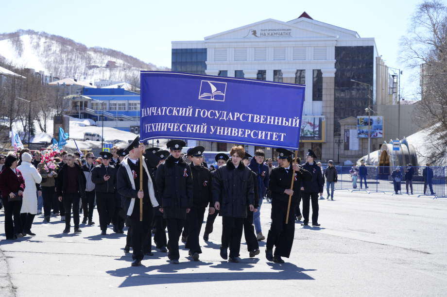 Тысячи камчатцев вышли на первомайское шествие на площади Ленина (фоторепортаж). . Фотография 23