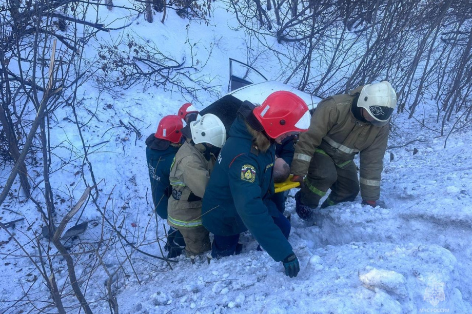 Спасатели Камчатки эвакуировали водителя после съезда автомобиля в кювет. Фото: ГУ МЧС России по Камчатскому краю. Фотография 2