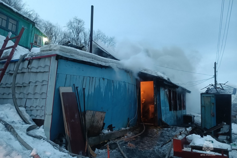 В горящем доме в столице Камчатки пожарные нашли тело человека. Фото: ГУ МЧС России по Камчатскому краю. Фотография 1