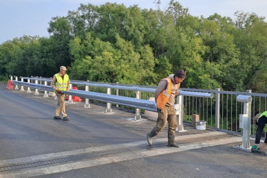 Два мостовых перехода на мильковской трассе приведут в порядок к концу октября. Фото: kamgov.ru. Фотография 1