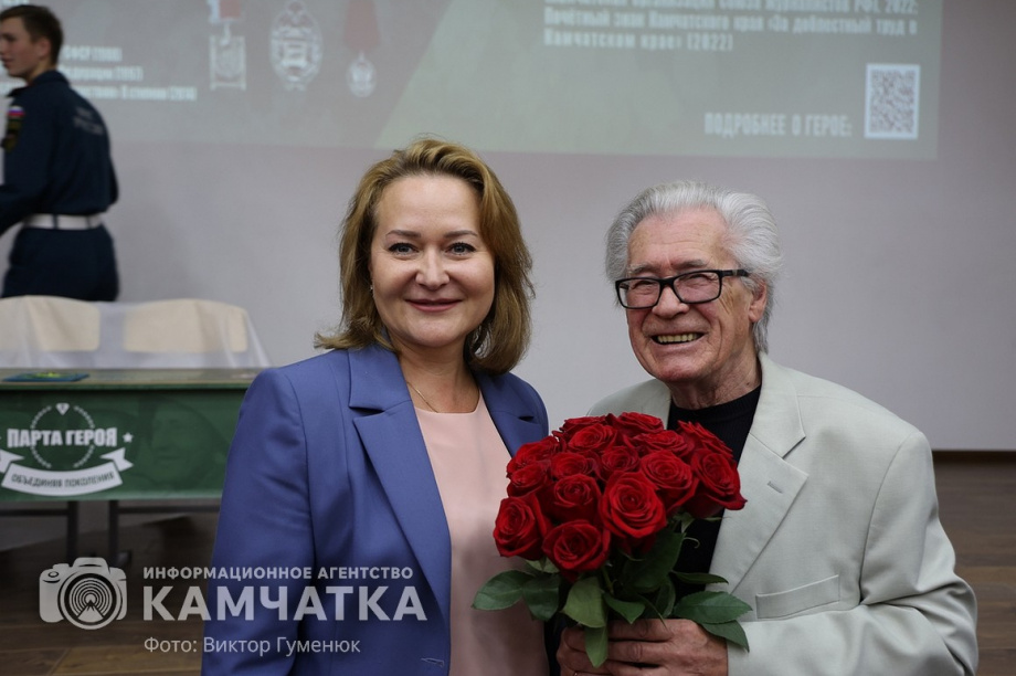 «Парту Героя» открыли сегодня в школе Петропавловска. фото: Виктор Гуменюк. Фотография 28