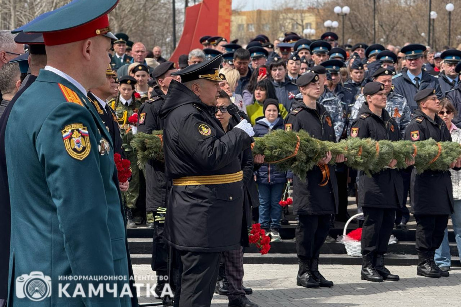 Камчатка почтила память героев Великой Отечественной возложением цветов. Фото: ИА "Камчатка". Фотография 4