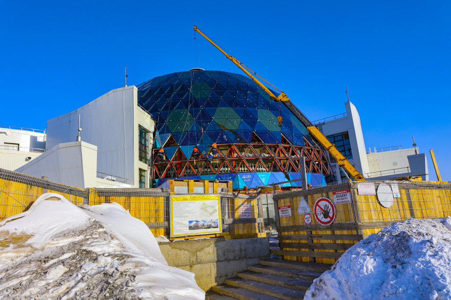 Восемь фрагментов осталось установить на стеклянный купол нового театра кукол на Камчатке. Фото: Виктор Гуменюк