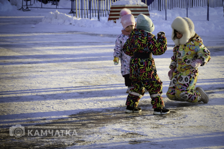 В Петропавловске-Камчатском продолжаются новогодние развлечения (фоторепортаж). Фото: «Камчатка Сегодня» \ Игорь Сафончик. Фотография 49