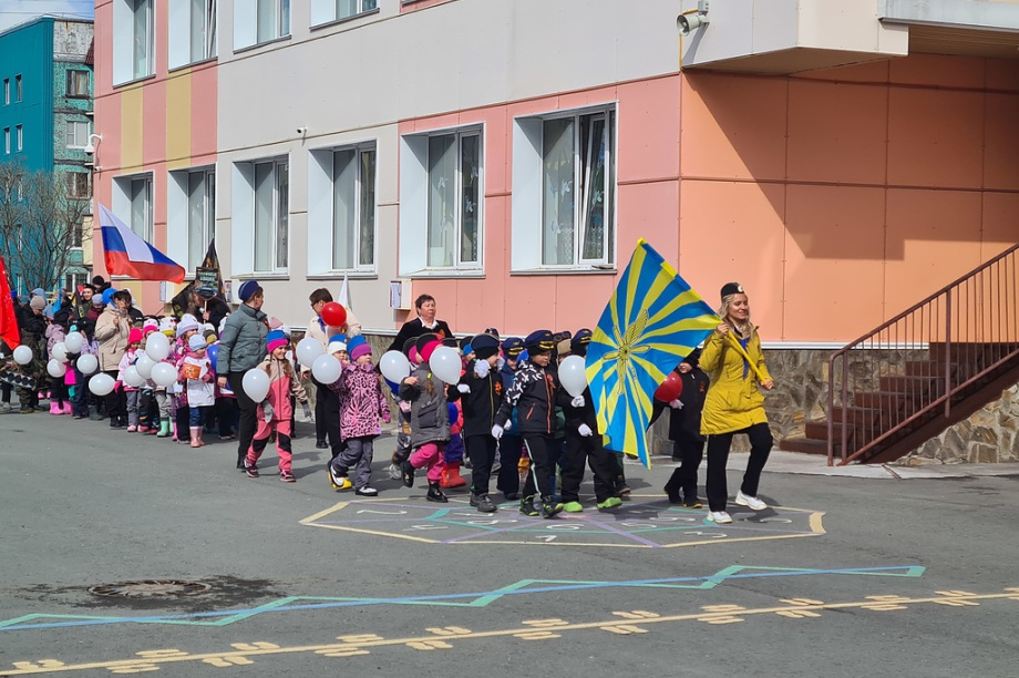 Камчатские дошкольники прошли торжественным маршем в честь Дня Победы. Фото: УФСБ России по Камчатскому краю. Фотография 5