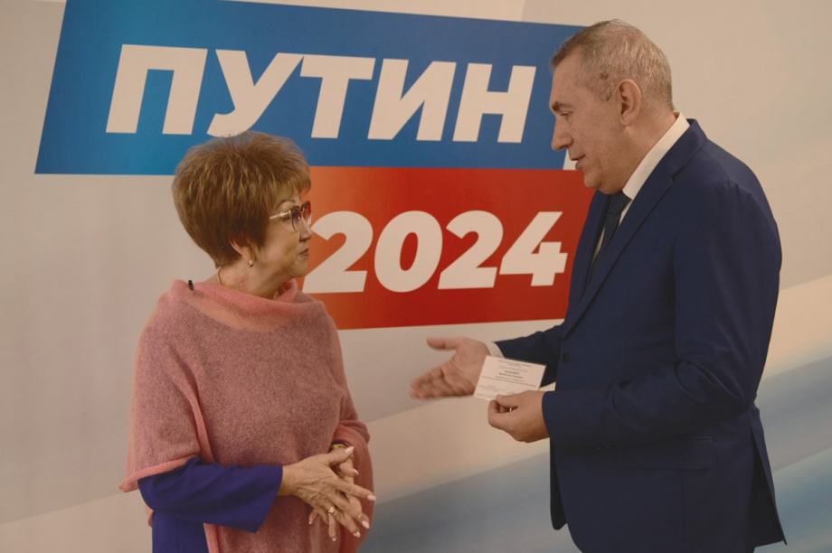 Доверенные лица кандидата в Президенты РФ Владимира Путина на Камчатке получили удостоверения. Фото: Избирательная комиссия Камчатского края. Фотография 2
