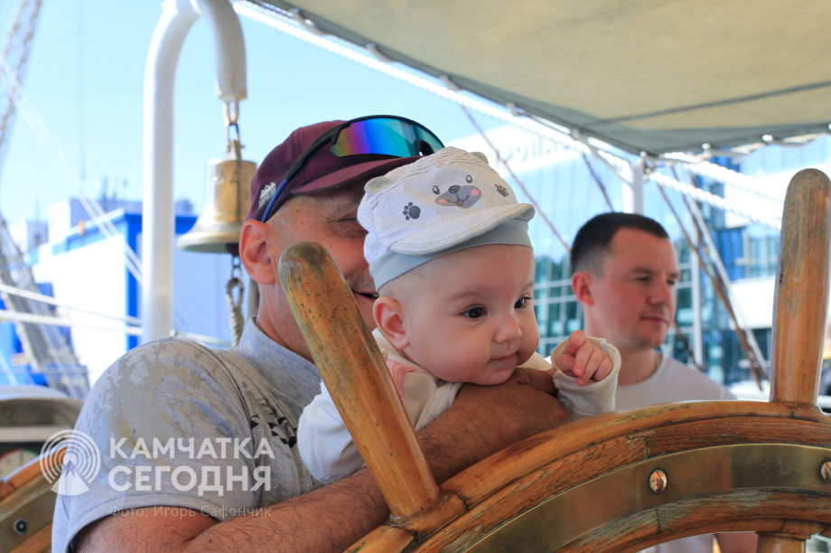 Парусник «Надежда» пригласил на борт жителей Петропавловска-Камчатского. Фото: ИА «Камчатка» \ Игорь Сафончик. Фотография 46