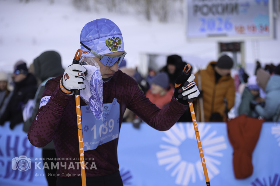 Лыжня России 2026 на Камчатке: полторы тысячи участников объединились на старте. Фото: «Камчатка Сегодня» \ Игорь Сафончик. Фотография 61