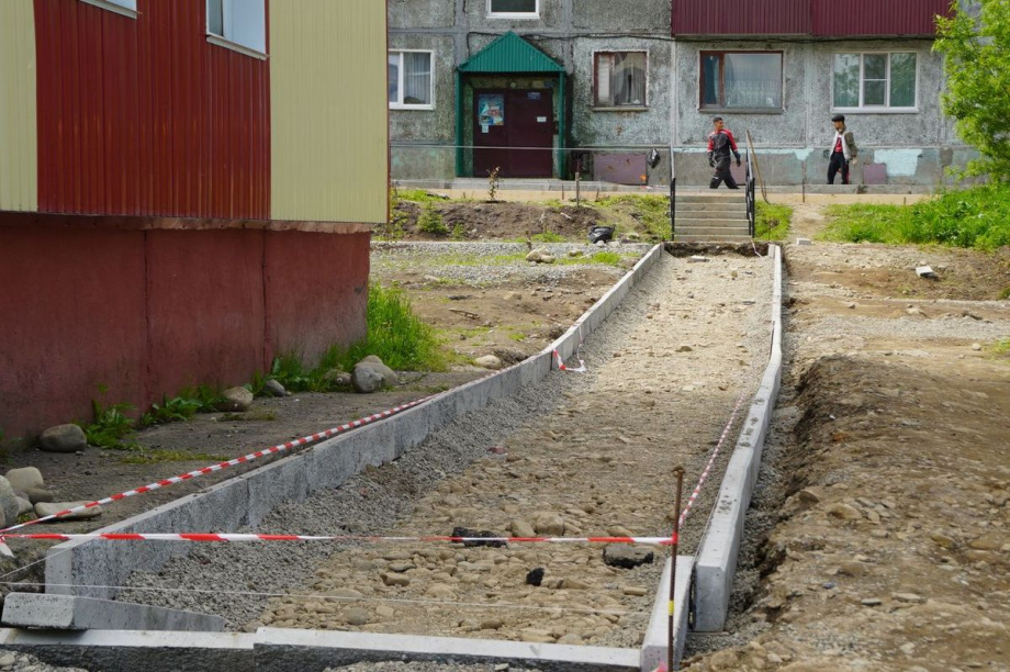 В ремонте микрорайона «Мишенный-3» в Петропавловске задействуют больше рабочих. Фото: Олеся Сурина, pkgo.ru. Фотография 5