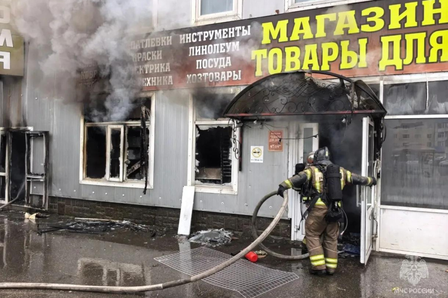 Пожар на торговой базе в Петропавловске: что известно к этому часу. Фото. . Фотография 3