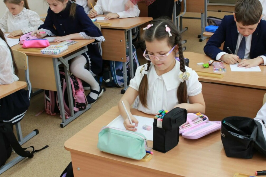 Второклассники Камчатки нарисовали открытки с напутствиями для выпускников. . Фотография 1