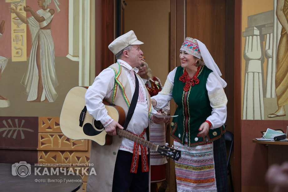 Праздничная программа «Единством сильны!» (фоторепортаж из библиотеки им. С.П. Крашенинникова). Фото: ИА «Камчатка» \ Виктор Гуменюк. Фотография 45