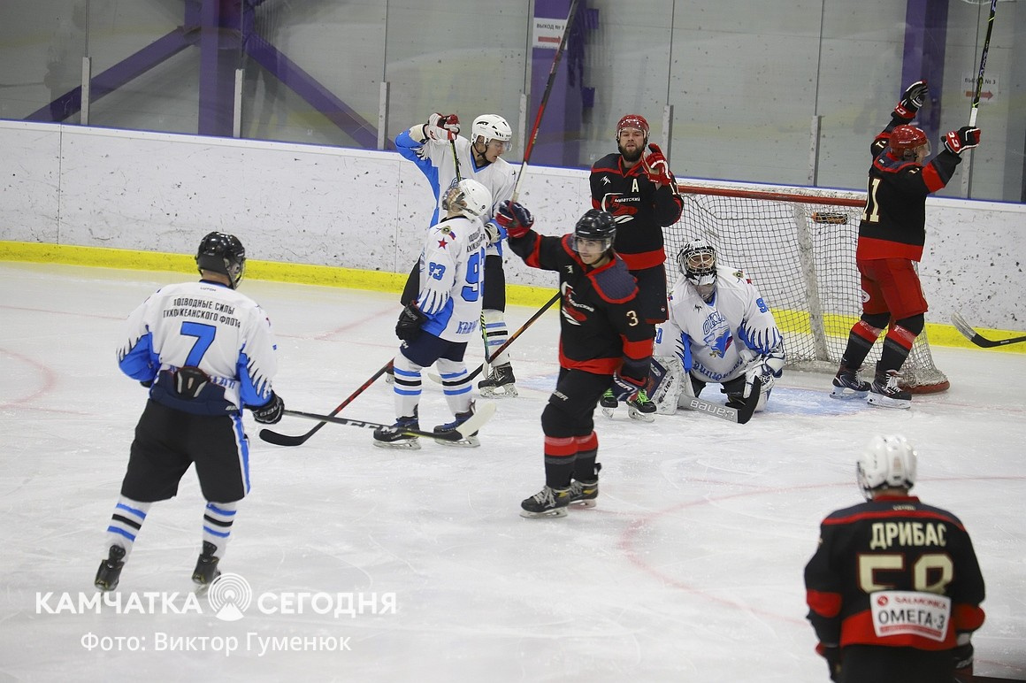 Чемпионат по хоккею среди взрослых команд стартовал на Камчатке. Фото: Виктор Гуменюк\ИА "Камчатка". Фотография 7