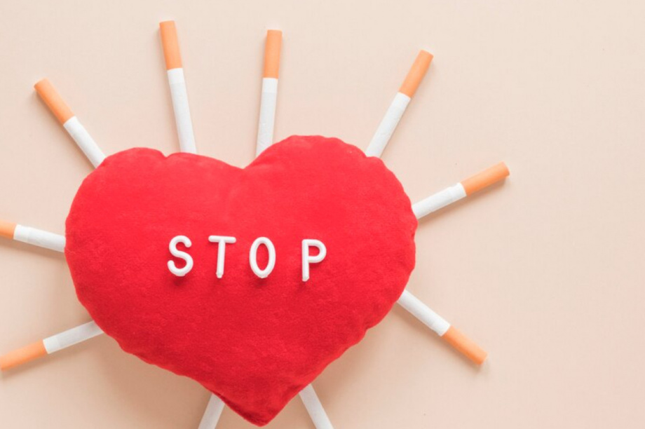 Сердце и сосуды курильщика — главная цель пагубной привычки. Изображение от Freepik
