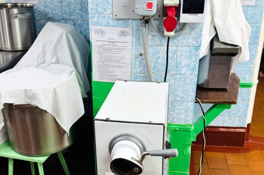 У детсадовского повара на Камчатке мясорубка отняла четыре пальца. Фото: прокуратура Камчатского края