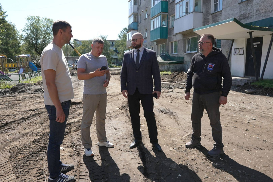 Сергей Лозовский проинспектировал работы по благоустройству придомовых территорий в Елизово. zskk.ru. Фотография 1