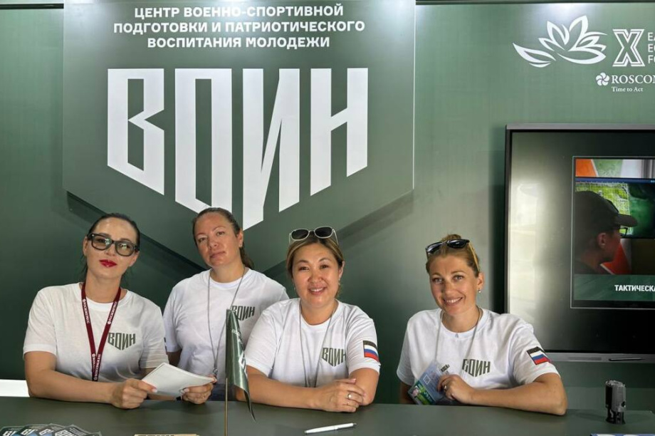 Юрий Трутнев оценил готовность стенда Центра «ВОИН» к ВЭФ-2025. . Фотография 1