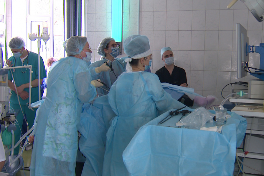 Камчатские врачи освоили новые методы проведения хирургических операций. Фото: kamgov.ru. Фотография 2