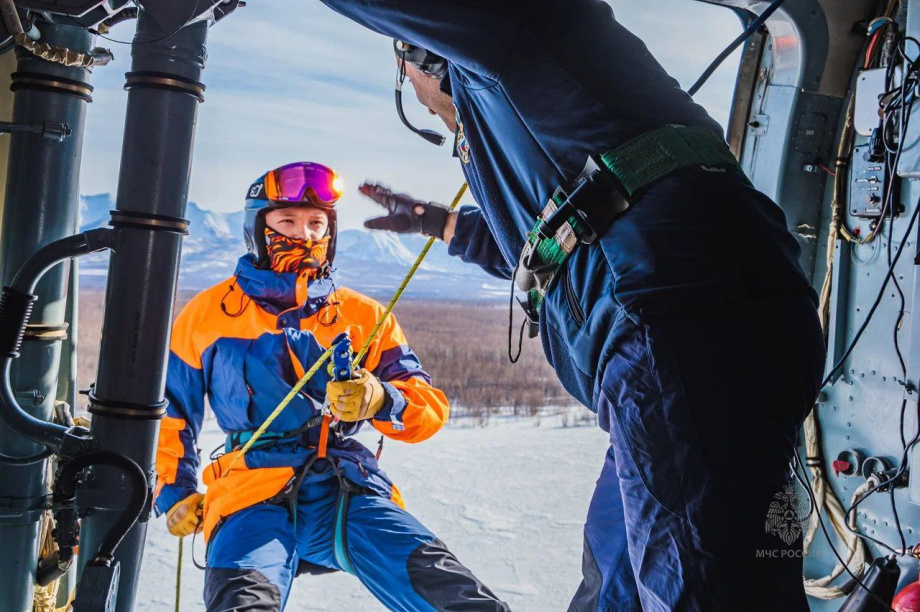 Навыки беспарашютного спуска отрабатывали камчатские спасатели. Фото: ГУ МЧС по Камчатскому краю. Фотография 3