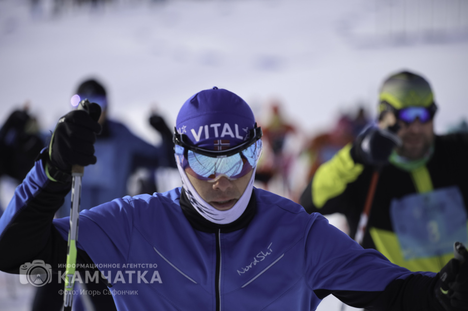 Лыжня России 2026 на Камчатке: полторы тысячи участников объединились на старте. Фото: «Камчатка Сегодня» \ Игорь Сафончик. Фотография 17
