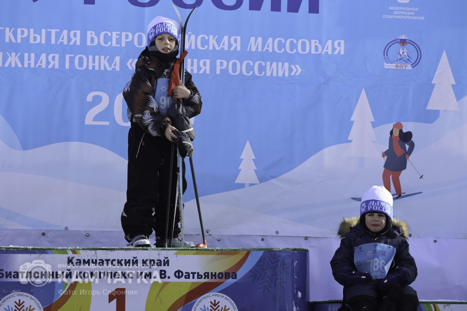 Лыжня России 2026 на Камчатке: полторы тысячи участников объединились на старте. Фото: «Камчатка Сегодня» \ Игорь Сафончик. Фотография 80