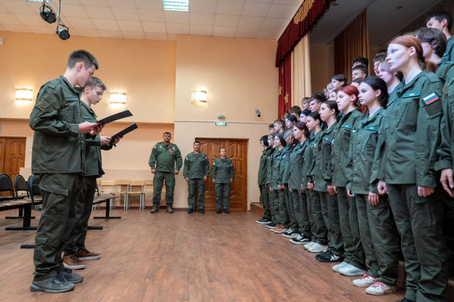 Школьники Петропавловска приняли Клятву курсанта «ВОИНа». Фото: kamgov.ru. Фотография 3