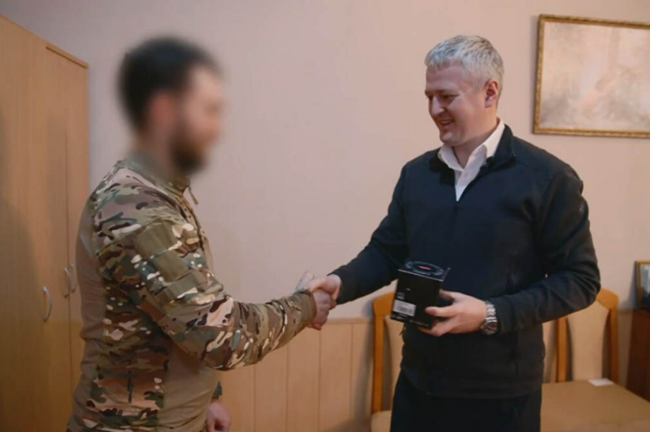 Владимир Солодов во время командировки в ДНР встретился с командиром роты снайперов. . Фотография 2