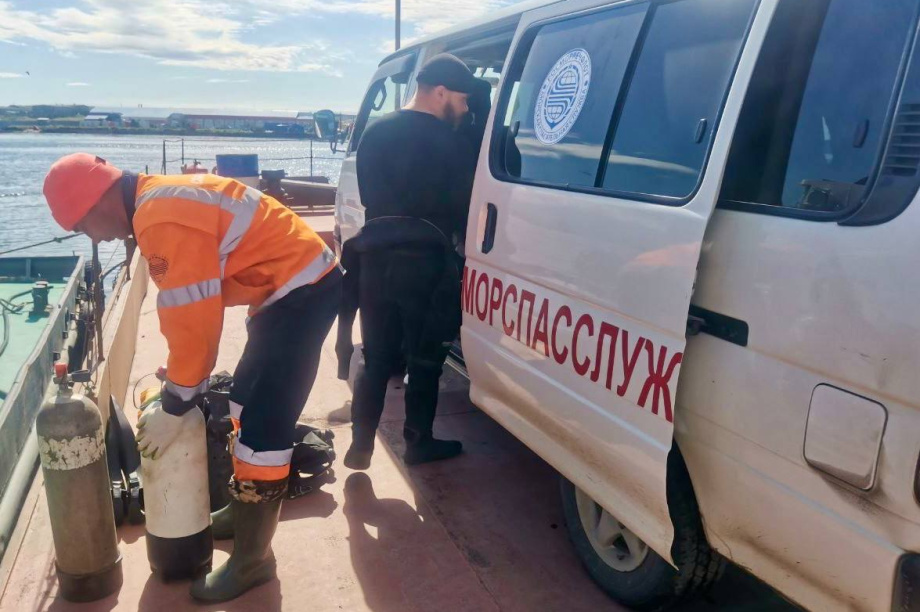 Специалисты-водолазы приступили к ликвидации аварии на трубопроводе в Усть-Камчатске. Фото: телеграм-канал Олега Бондаренко. Фотография 2