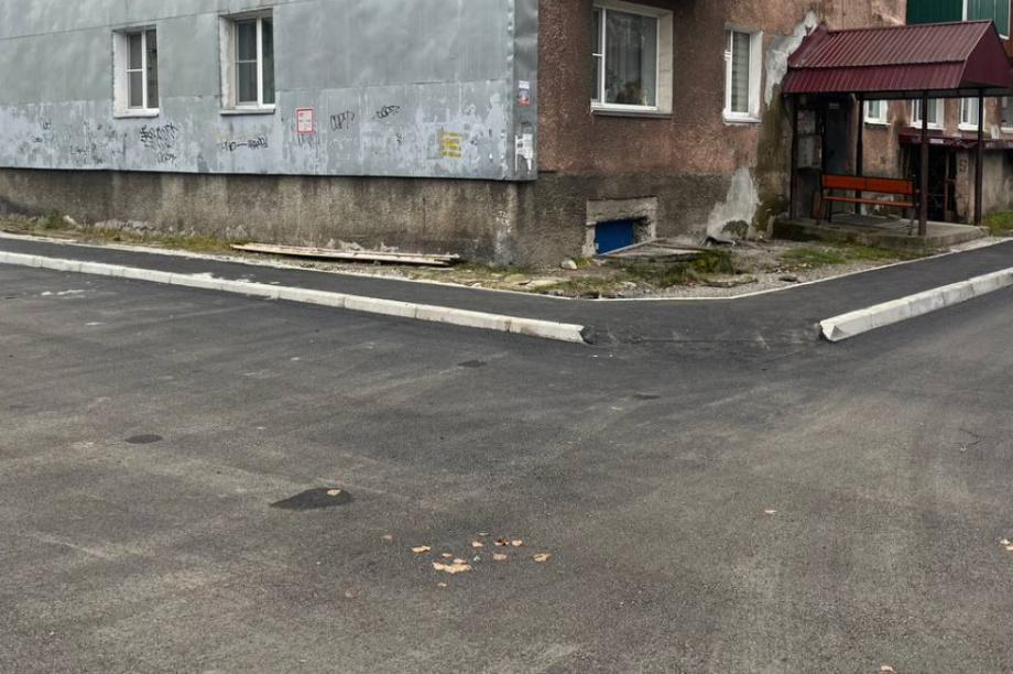 В Камчатском крае продолжается работа по благоустройству дворовых территорий в рамках программы «1000 дворов Дальнего Востока». Фото: kamgov.ru. Фотография 4