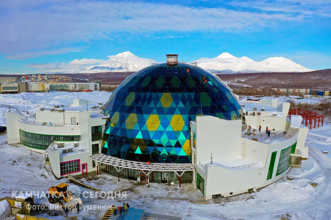 Полностью остеклили купол нового театра кукол на Камчатке. Фотоподборка. Фото: Виктор Гуменюк. Фотография 1