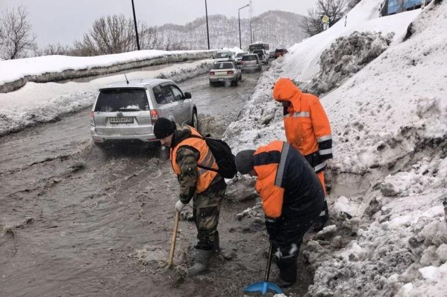С дорог и улиц Петропавловска-Камчатского отводят воду (фотофакт). администрация Петропавловска-Камчатского. Фотография 5