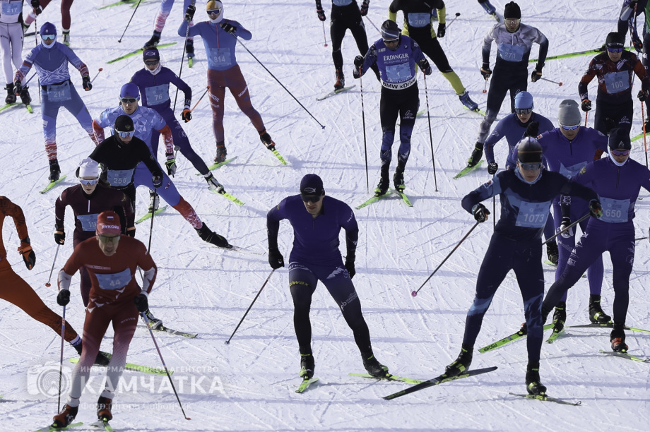 Лыжня России 2026 на Камчатке: полторы тысячи участников объединились на старте. Фото: «Камчатка Сегодня» \ Игорь Сафончик. Фотография 8