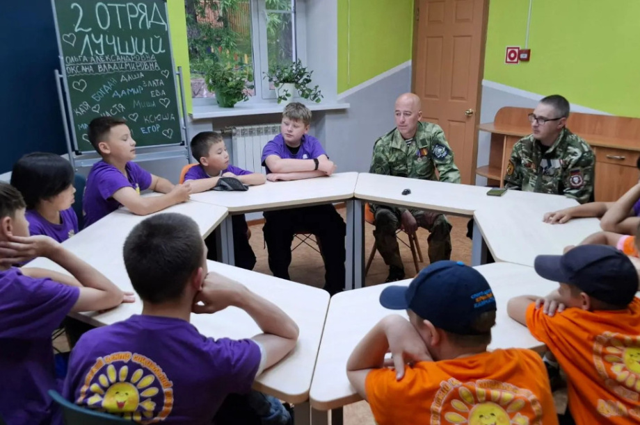 Герои СВО пришли к детям Камчатки: живой разговор вместо скучных лекций. Фото: kamgov.ru